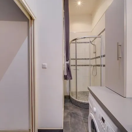 Charming Hypercentre *