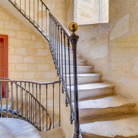 Charming Hypercentre