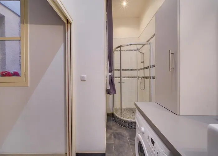 Charming Hypercentre *