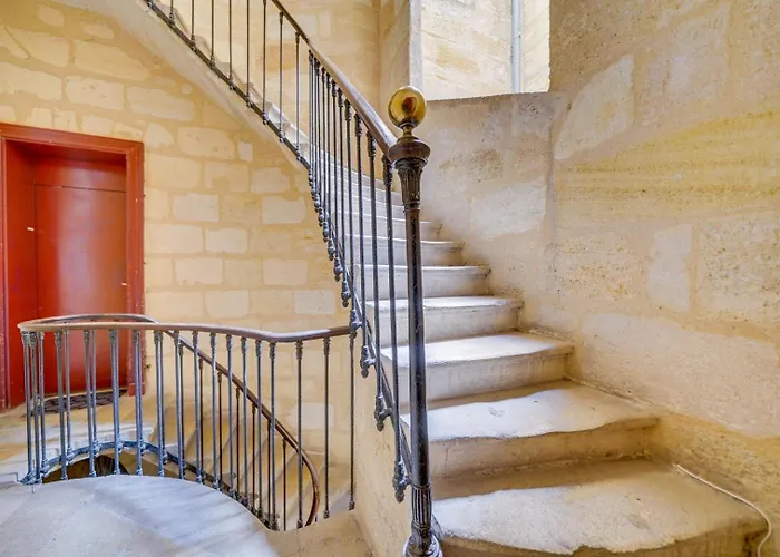 Charming Hypercentre